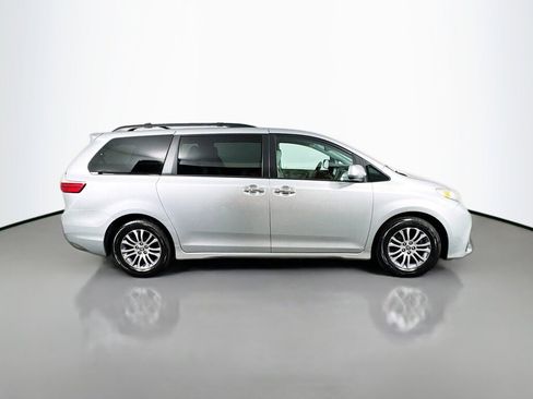Used 2020 Toyota Sienna XLE image 6