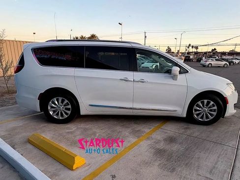 Used 2019 Chrysler Pacifica Touring-L FWD image 8