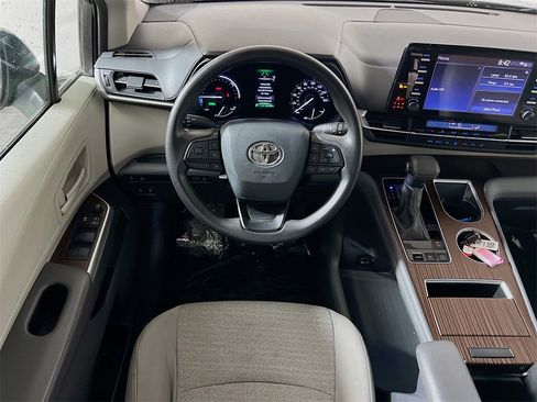 Certified 2022 Toyota Sienna LE image 20