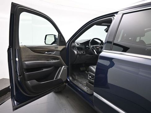 Used 2020 Cadillac Escalade Platinum image 9