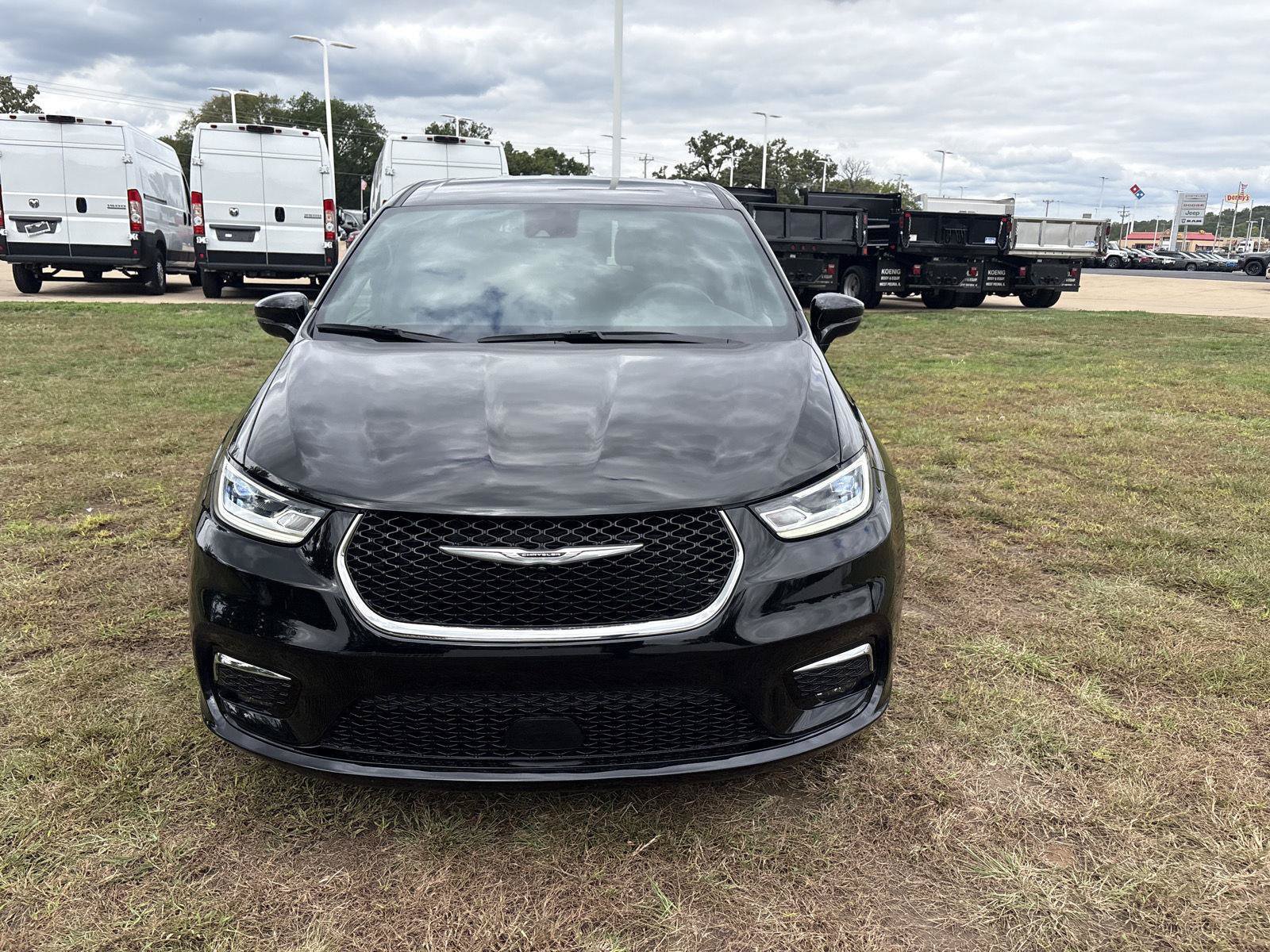 Used 2026 Chrysler Pacifica Select FWD image 2