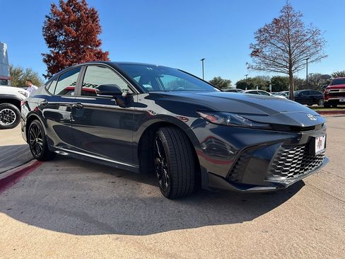 Used 2025 Toyota Camry SE image 5