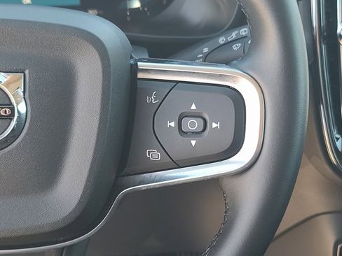 Used 2025 Volvo XC40 B5 Plus image 25