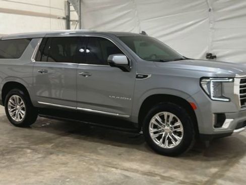Certified 2023 GMC Yukon XL SLT w/ SLT Luxury Package image 2