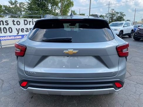 Used 2025 Chevrolet Trax LT FWD image 3
