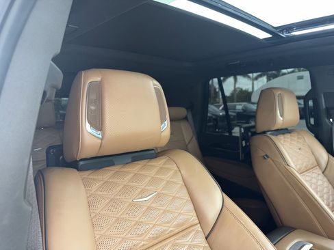 Used 2023 Cadillac Escalade Premium Luxury w/ Performance Package AWD/4WD image 12