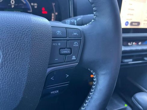 Used 2025 Toyota Camry SE w/ Convenience Package image 17