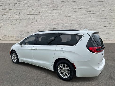 Used 2022 Chrysler Pacifica Touring-L FWD image 3