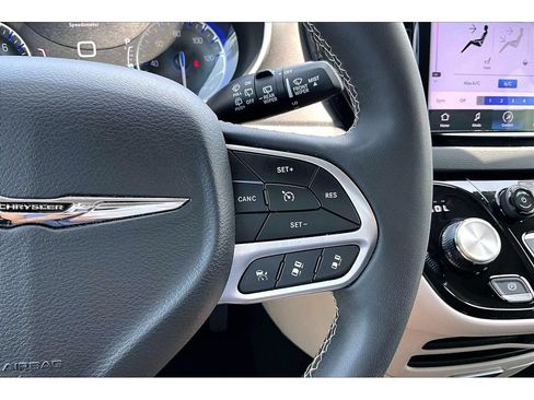 Used 2024 Chrysler Pacifica Touring-L FWD image 11