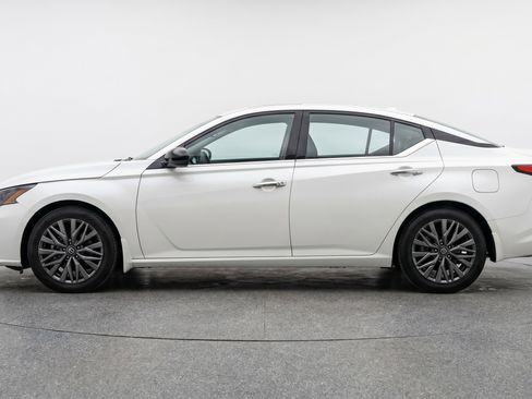 Used 2025 Nissan Altima 2.5 SV FWD image 5