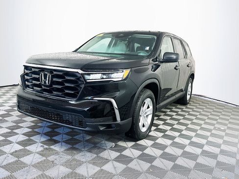 Used 2023 Honda Pilot LX image 3
