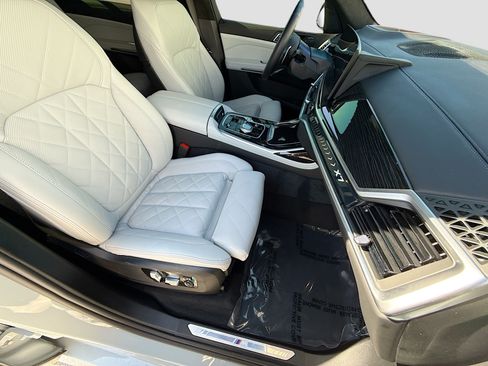 Used 2025 BMW X7 xDrive40i w/ M Sport Package AWD/4WD image 16