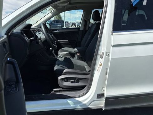 Used 2023 Volkswagen Tiguan SE w/ Panoramic Sunroof Package AWD/4WD image 9