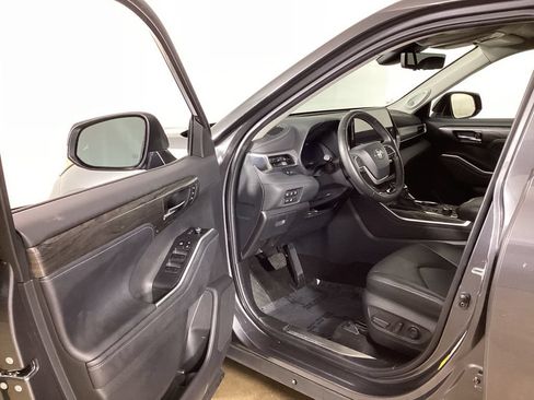 Used 2024 Toyota Highlander Platinum AWD/4WD image 9