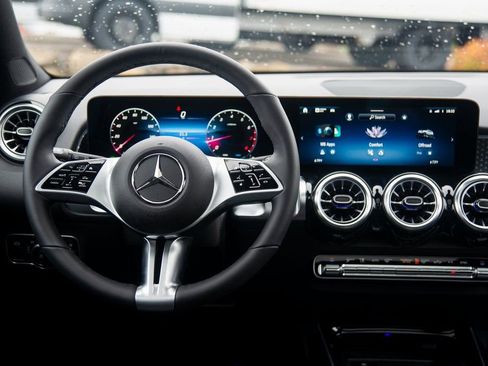 Certified 2025 Mercedes-Benz GLB 250 4MATIC image 37