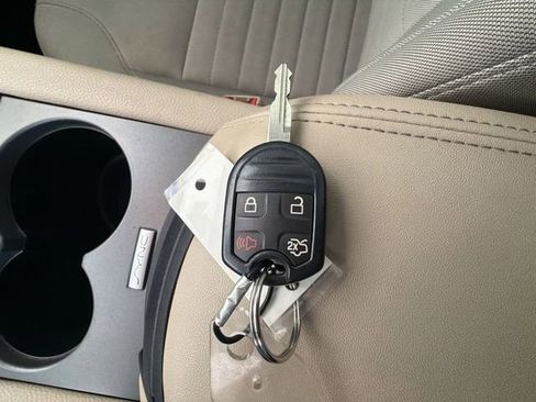 Used 2015 Ford Taurus SE FWD image 29
