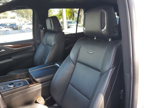 Used 2022 Cadillac Escalade Luxury image 12