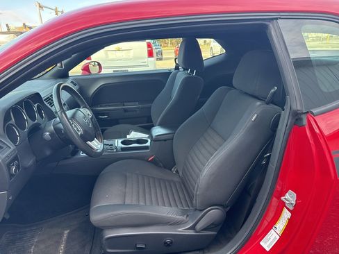 Used 2013 Dodge Challenger SXT image 10