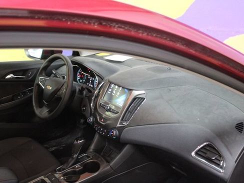 Used 2018 Chevrolet Cruze LT w/ LT Convenience Package FWD image 12