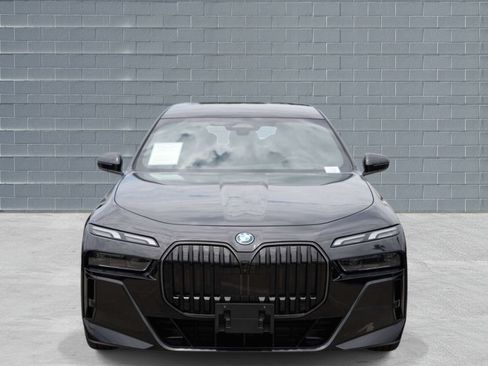 Used 2026 BMW 750e xDrive w/ Premium Package AWD/4WD image 2