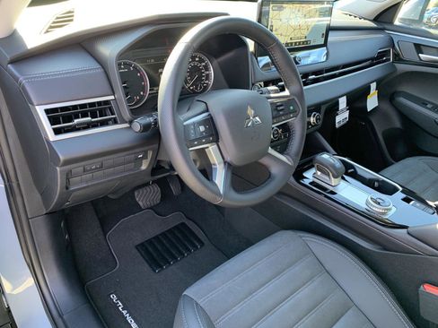New 2025 Mitsubishi Outlander SE image 10