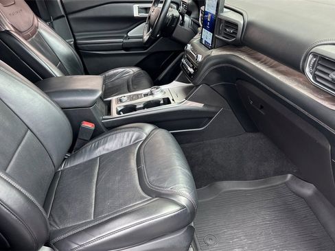 Used 2020 Ford Explorer Platinum w/ Premium Technology Package image 16