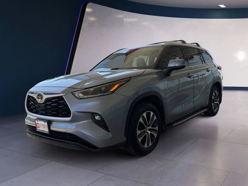 Used 2021 Toyota Highlander XLE FWD image 1