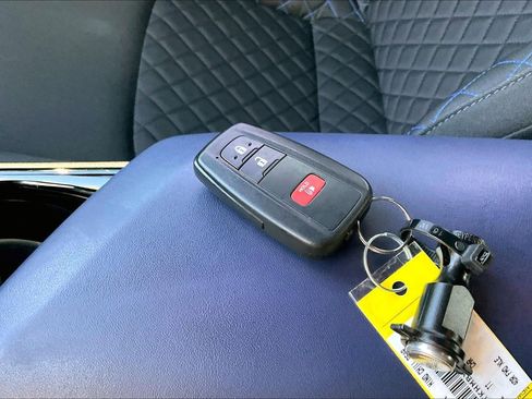 Used 2022 Toyota C-HR XLE FWD image 33