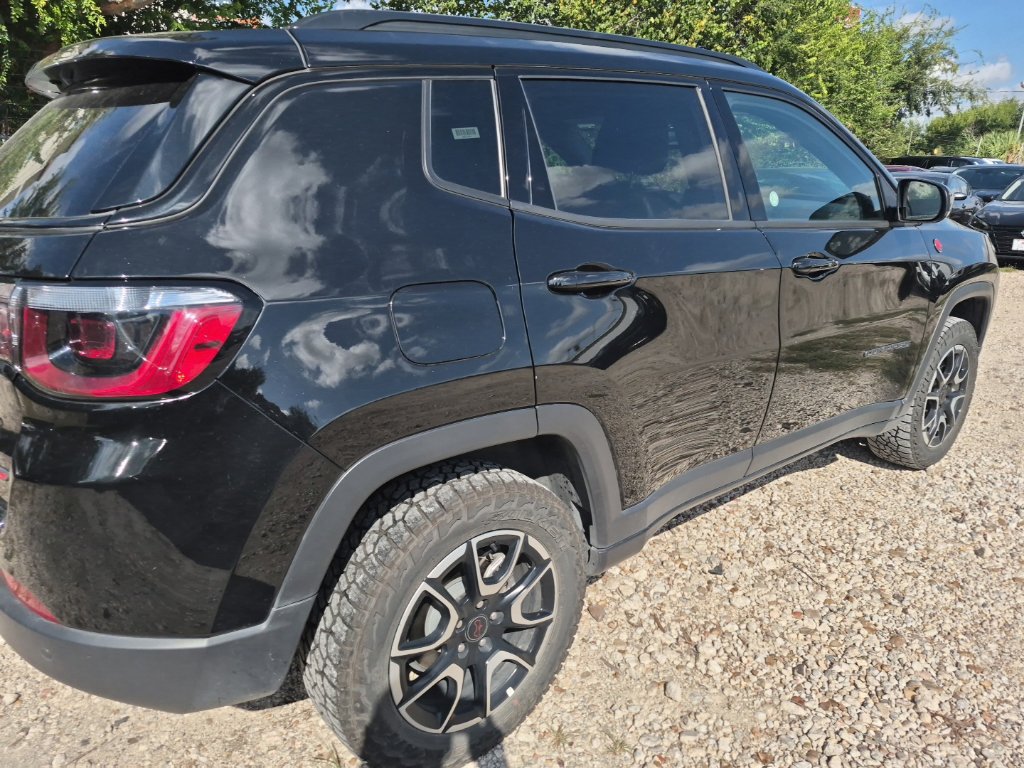 Used 2025 Jeep Compass Trailhawk AWD/4WD image 3