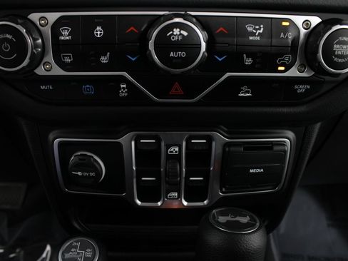 Used 2025 Jeep Wrangler Unlimited Sahara AWD/4WD image 6