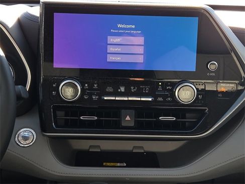 Used 2023 Toyota Highlander L image 13
