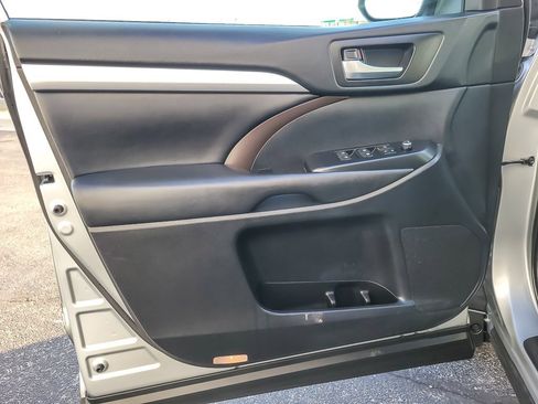Used 2019 Toyota Highlander XLE image 18