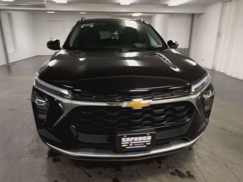 Certified 2025 Chevrolet Trax LT w/ LT Convenience Package image 3