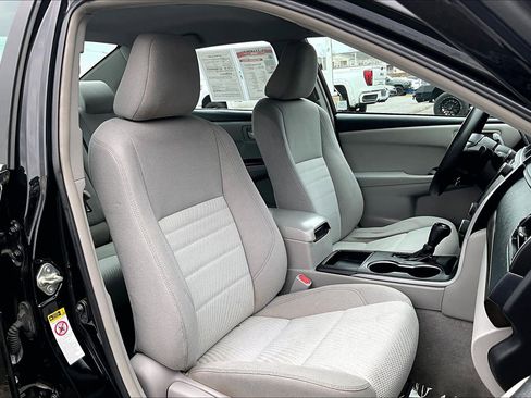 Used 2015 Toyota Camry LE image 7