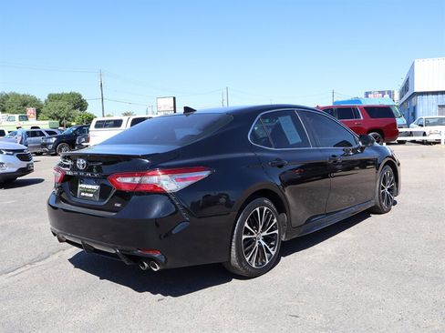 Used 2019 Toyota Camry SE FWD image 3