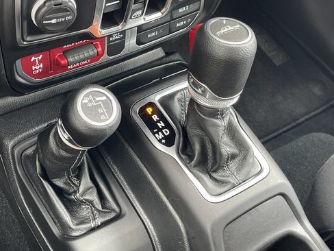 Used 2024 Jeep Gladiator Mojave w/ Technology Group AWD/4WD image 23