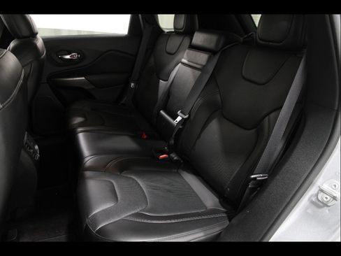 Used 2019 Jeep Cherokee Limited image 18