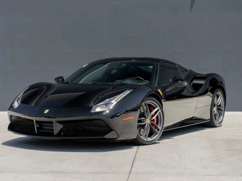 Used 2018 Ferrari 488 GTB RWD image 3