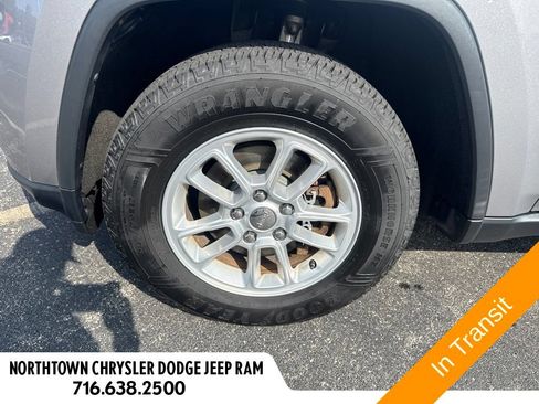 Used 2018 Jeep Grand Cherokee Laredo AWD/4WD image 11