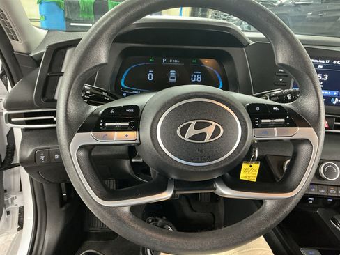 Certified 2025 Hyundai Elantra SE FWD image 9