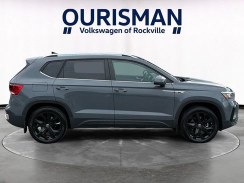 Used 2023 Volkswagen Taos SE w/ Panoramic Sunroof Package FWD image 7