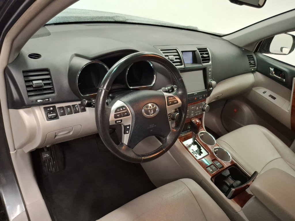 Used 2012 Toyota Highlander Limited w/ Tow Pkg AWD/4WD image 17