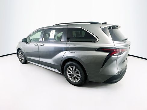Used 2026 Toyota Sienna XLE FWD image 5