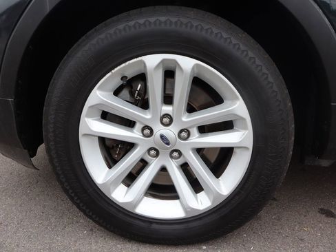 Used 2014 Ford Explorer XLT w/ Equipment Group 202A AWD/4WD image 42