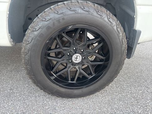 Used 2023 Nissan Titan SV w/ SV Convenience Package image 8