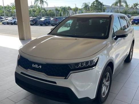 Used 2023 Kia Sorento LX FWD image 3