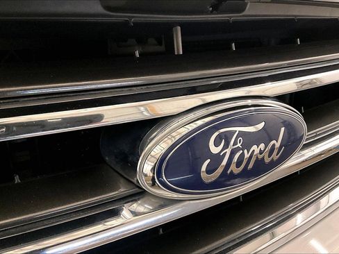 Used 2017 Ford Expedition XLT image 31