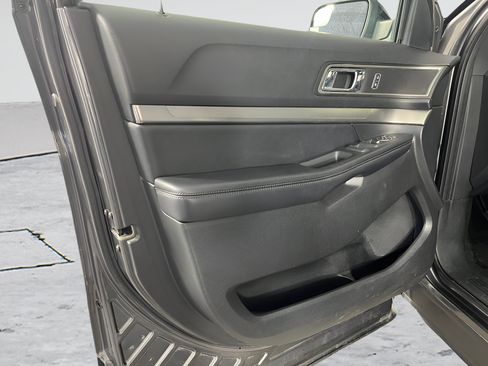Used 2018 Ford Explorer XLT w/ Equipment Group 202A AWD/4WD image 9
