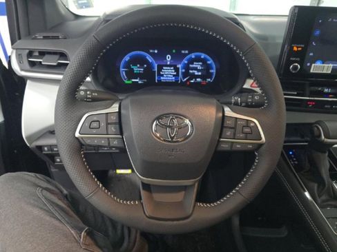 Used 2025 Toyota Sienna XSE image 4