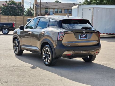 Used 2025 Nissan Kicks SV AWD/4WD image 3